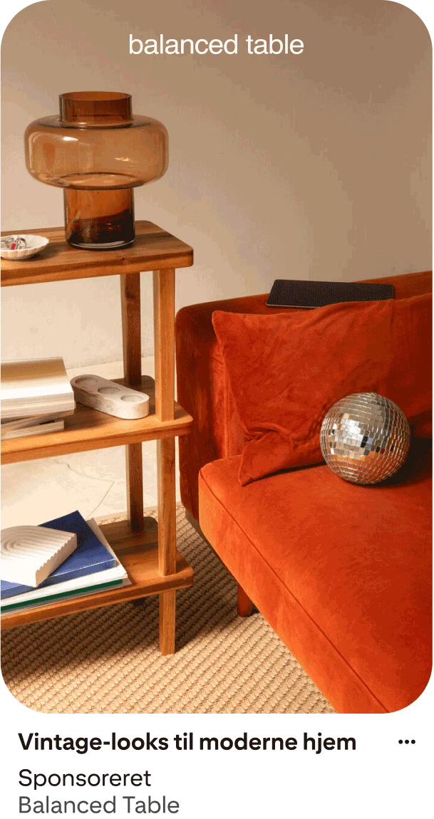 Et billede viser en scene med en vintage-inspireret stue, hvor der er en orange sofa, en træreol og en brun glaslampe.