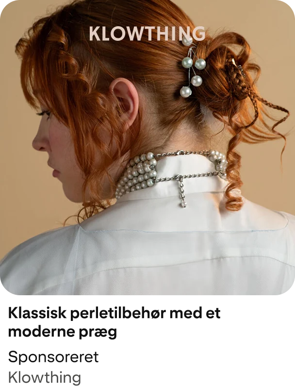 En kvinde med perletilbehør bærer en stilfuld hvid top. Teksten "Klassisk perletilbehør med moderne flair" vises.